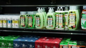 Mỹ phẩm CBD, nhiều loại kem dưỡng da mặt và cơ thể, huyết thanh, dầu dưỡng và dầu gội trên kệ Mỹ phẩm CBD, nhiều loại kem dưỡng da mặt và cơ thể, huyết thanh, dầu dưỡng và dầu gội trên kệ