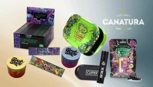 Razni pribor za pušenje kao što su keramički ugljeni filteri Euphoria, dizajnerske cigaretne hartije, elegantni mlinovi Gelato Best Buds i poslužavnici za cigarete, kao i upaljač Clipper, sa logotipom Canatura Wholesale u gornjem desnom uglu.