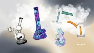 Ilustrace různých typů bongů a bubblerů zobrazující jejich design a materiály.
