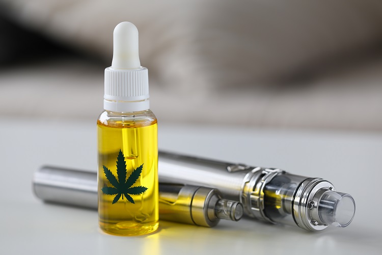 Lahvička s natištěným listem konopí obsahující destilátem CBDP a stříbrný vape