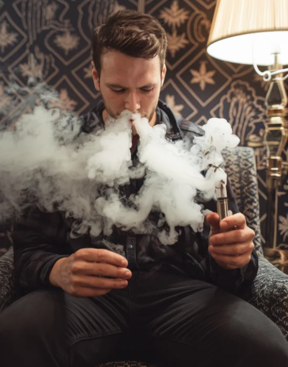 Muž, který vaporizuje - při vaporizaci nástup účinku trvá 25–60 minut